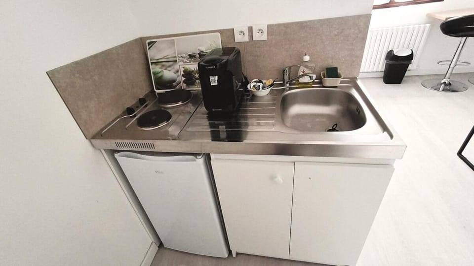 Coffee/tea facilities, Kitchen or kitchenette, stove