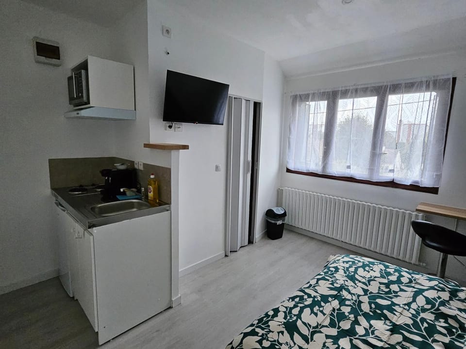 TV and multimedia, Kitchen or kitchenette, Photo of the whole room, stove