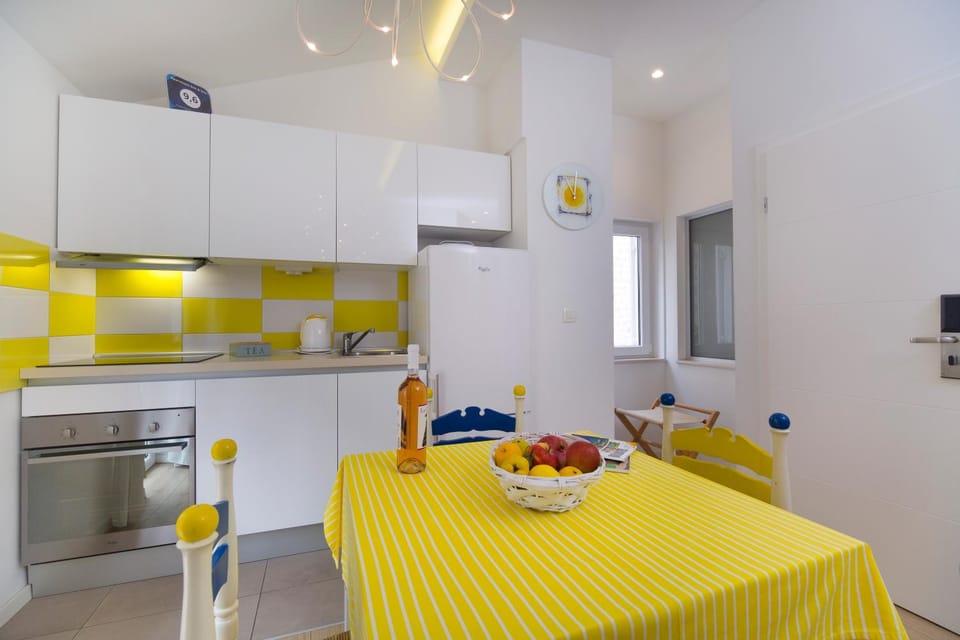 Kitchen or kitchenette, Food and drinks, Dining area, Communal kitchen, Food