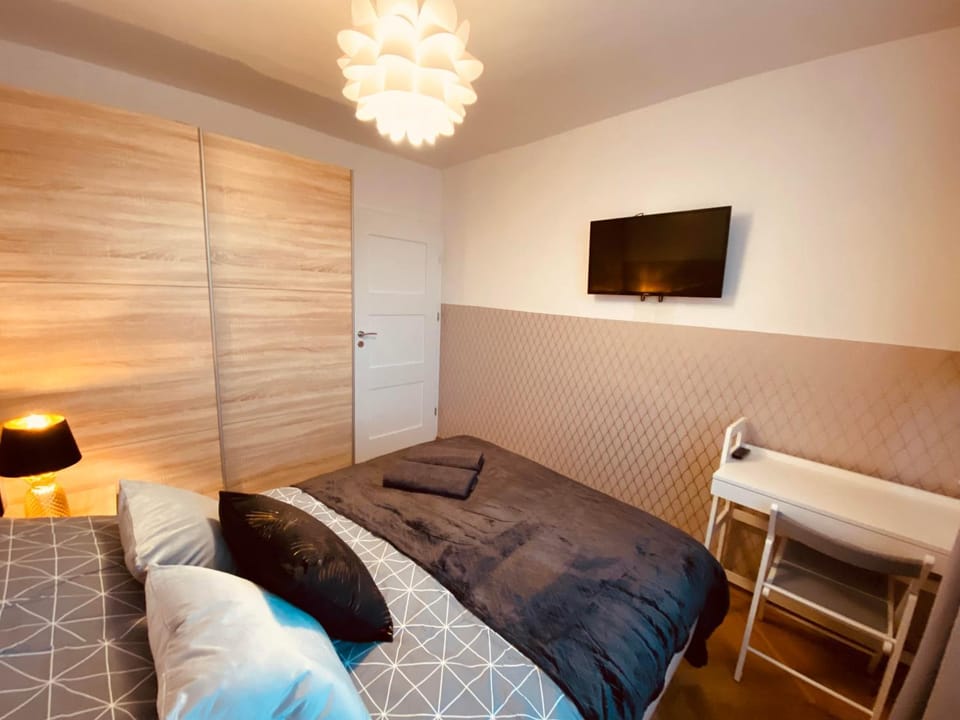 Bed, TV and multimedia, Photo of the whole room, Bedroom