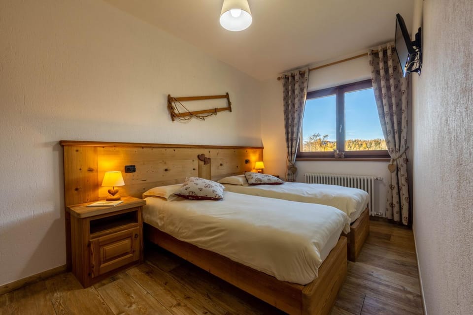 Bedroom, Mountain view
