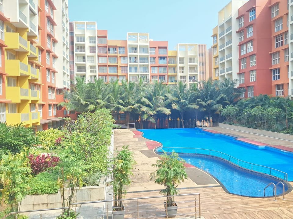 Property building, Day, Pool view, Swimming pool, Swimming pool