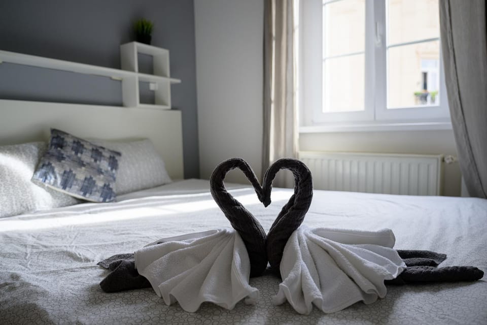Bedroom, towels