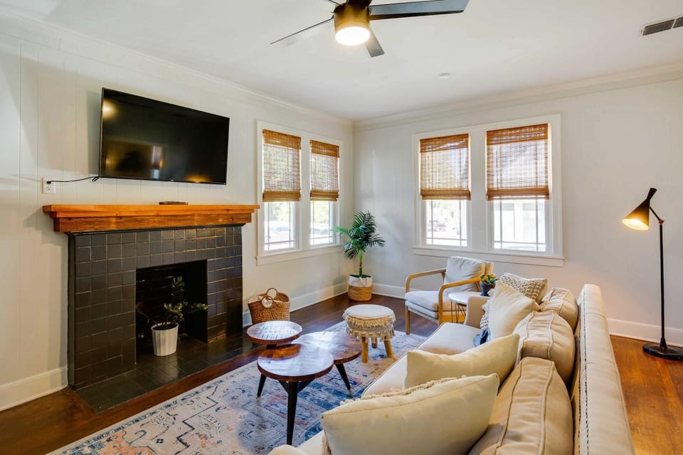 Walk to Dtwn: 'Tyler Tudor' w/ Backyard House in Tyler