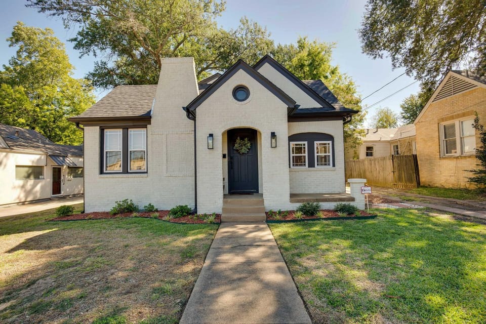 Walk to Dtwn: 'Tyler Tudor' w/ Backyard House in Tyler