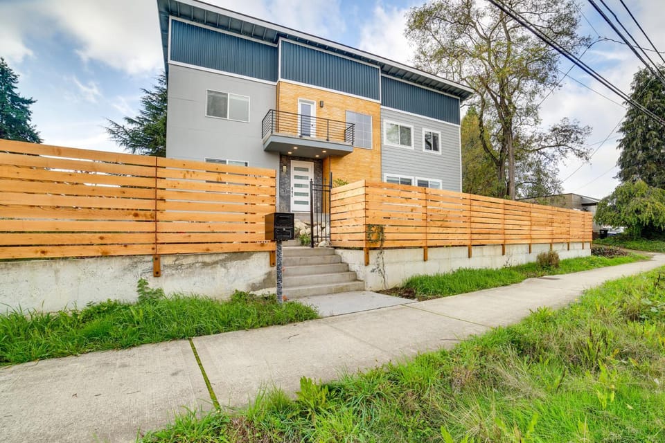 Luxe and Modern Seattle Escape! 9 Mi to Dtwn House in Burien