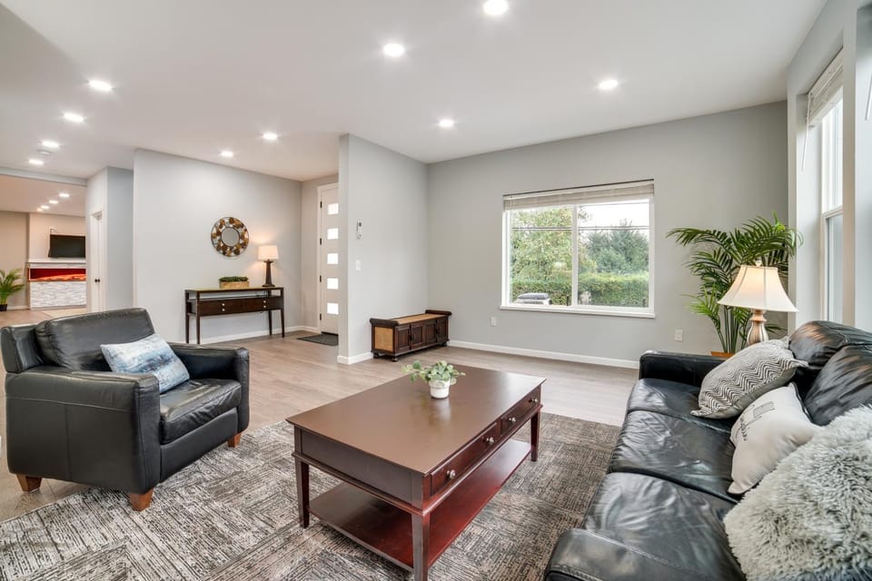 Luxe and Modern Seattle Escape! 9 Mi to Dtwn House in Burien