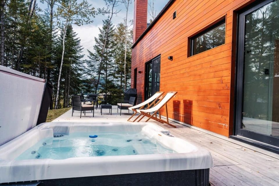 Bright chalet with hot tub and indoor sauna Chalet in Ontario