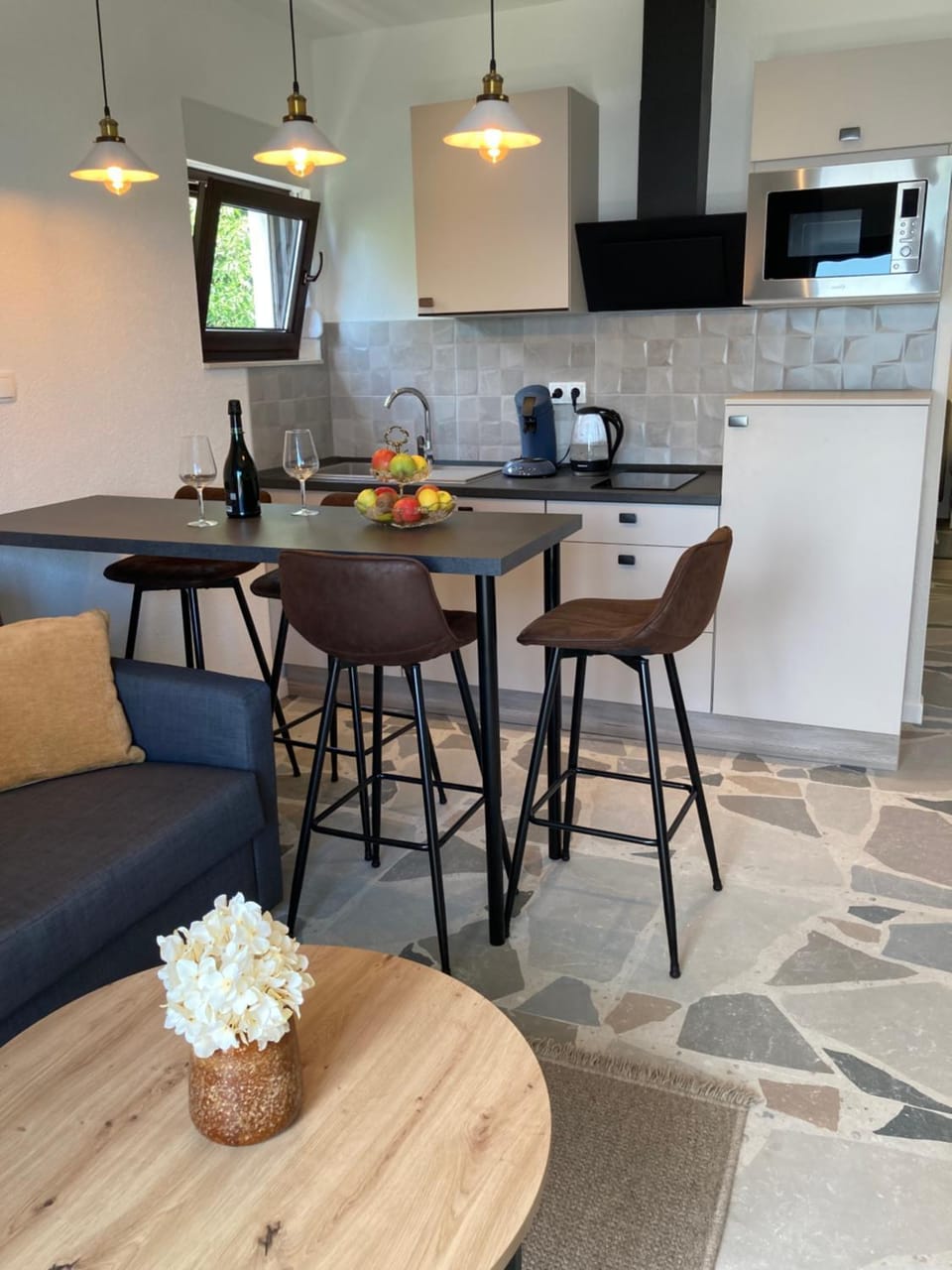 Kitchen or kitchenette, Dining area