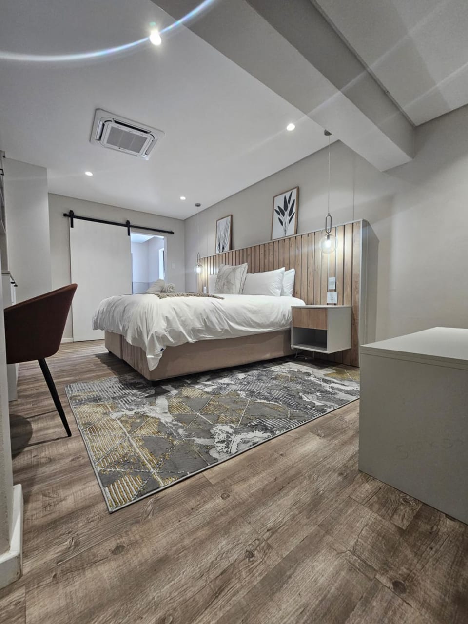 Shower, Bathroom, TV and multimedia, Coffee/tea facilities, Photo of the whole room, Seating area, Bedroom, towels
