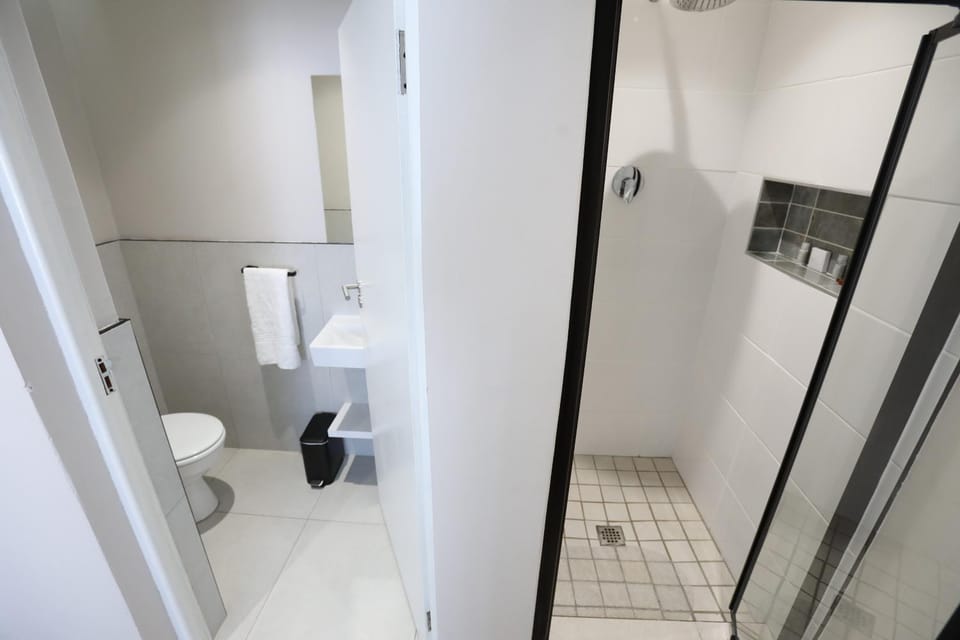 Shower, Toilet