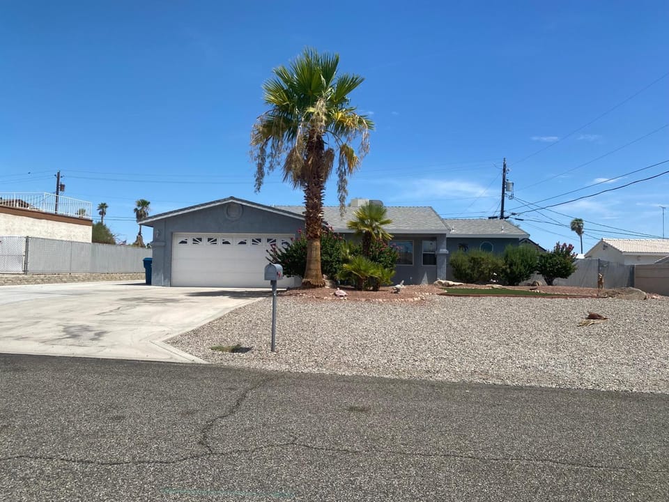 Cute 2 bedroom home with pool and RV parking House in Lake Havasu City