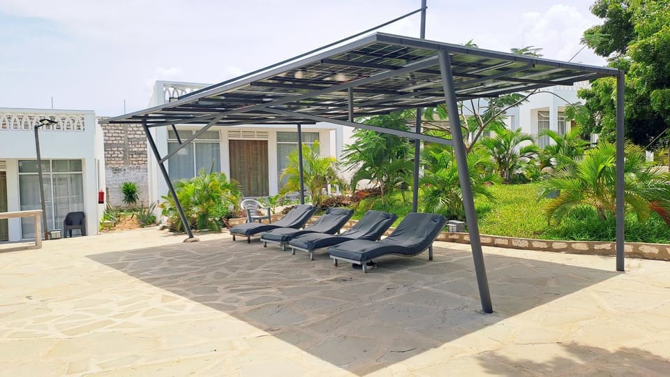 Property building, Patio, Day, Garden, Garden view, sunbed