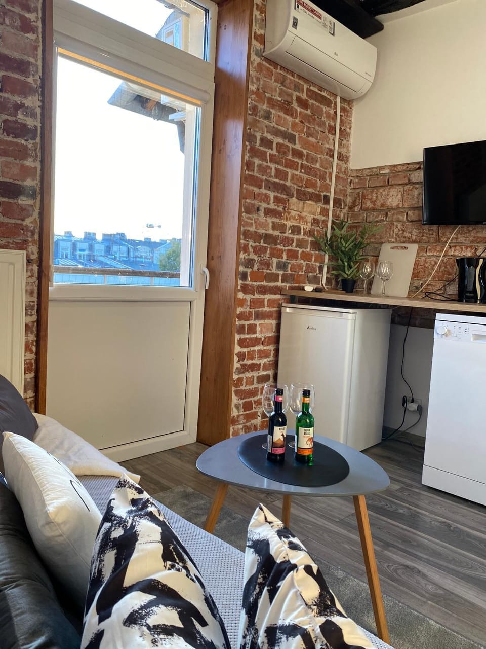 TV and multimedia, Balcony/Terrace, Kitchen or kitchenette, Seating area, Dining area