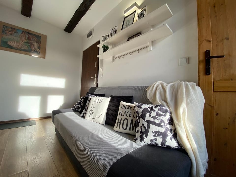 Bed, Seating area, Bedroom