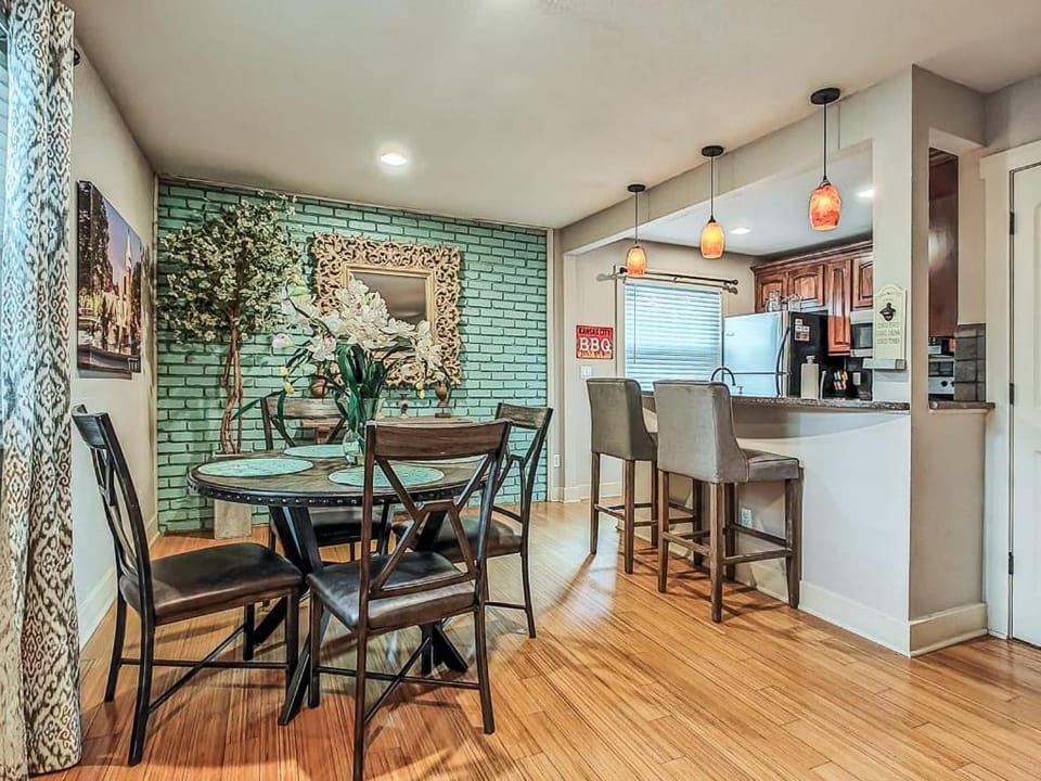 Quiet Plaza Two bedroom 2 Bathroom House in West Plaza