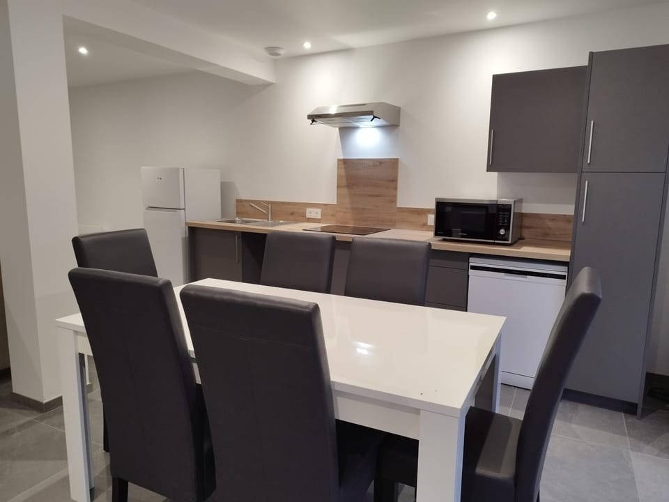 Kitchen or kitchenette, Dining area