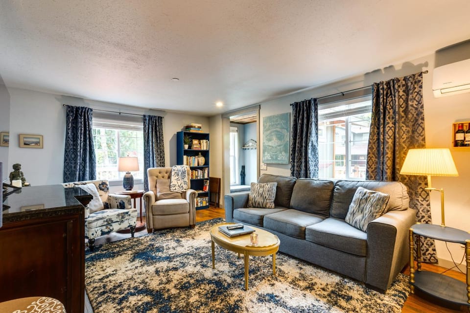 Hot Tub & Fire Pit Access! Peaceful Renton Retreat House in Kent