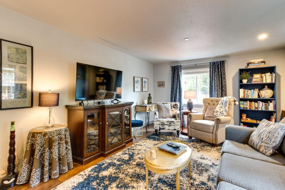 Hot Tub & Fire Pit Access! Peaceful Renton Retreat House in Kent