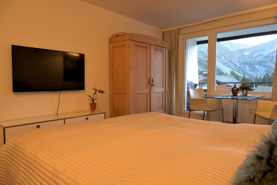 Bed, TV and multimedia, Photo of the whole room, Bedroom, Mountain view