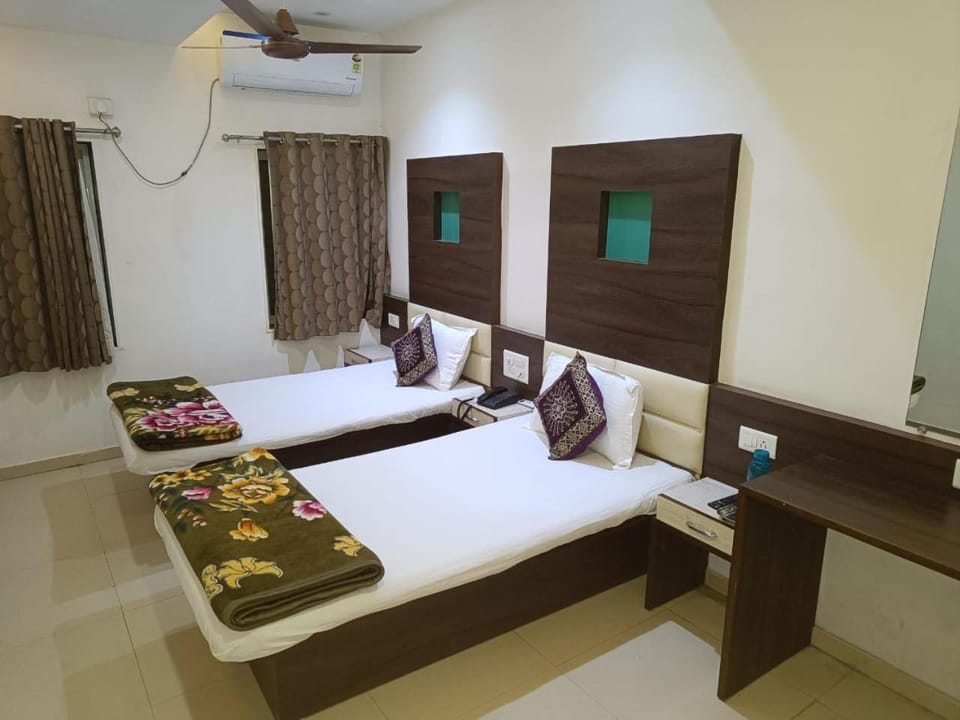 Bed, Photo of the whole room, fireplace, towels, air conditioner