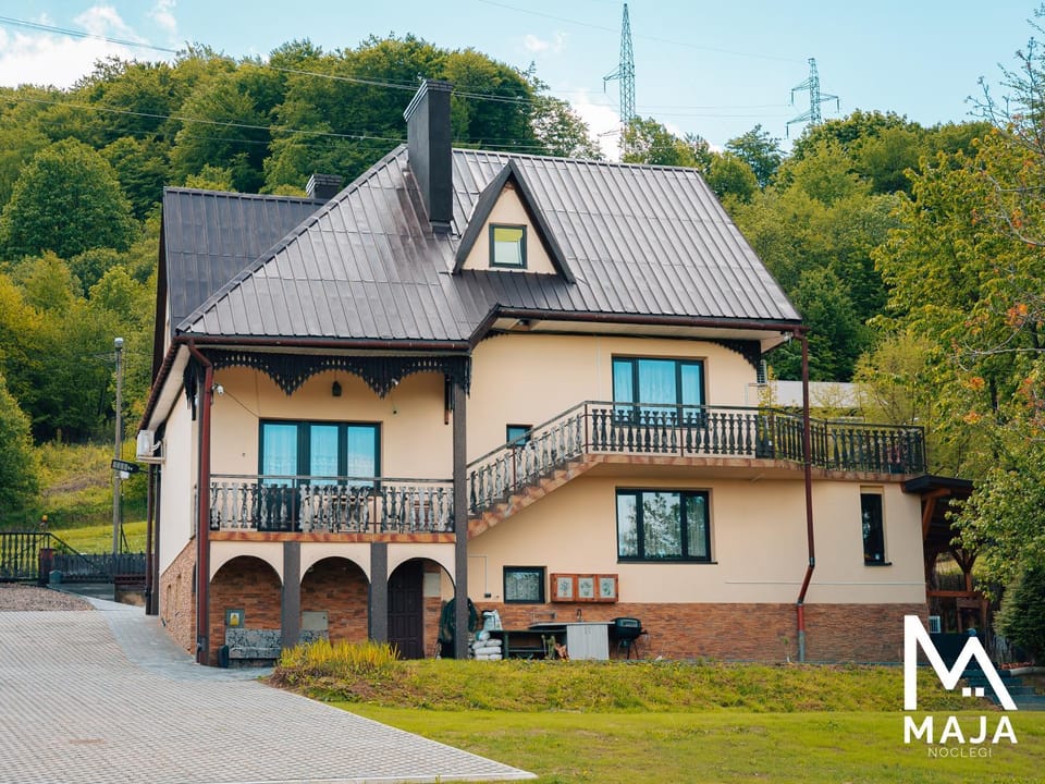 Property building, Garden, Balcony/Terrace, Parking