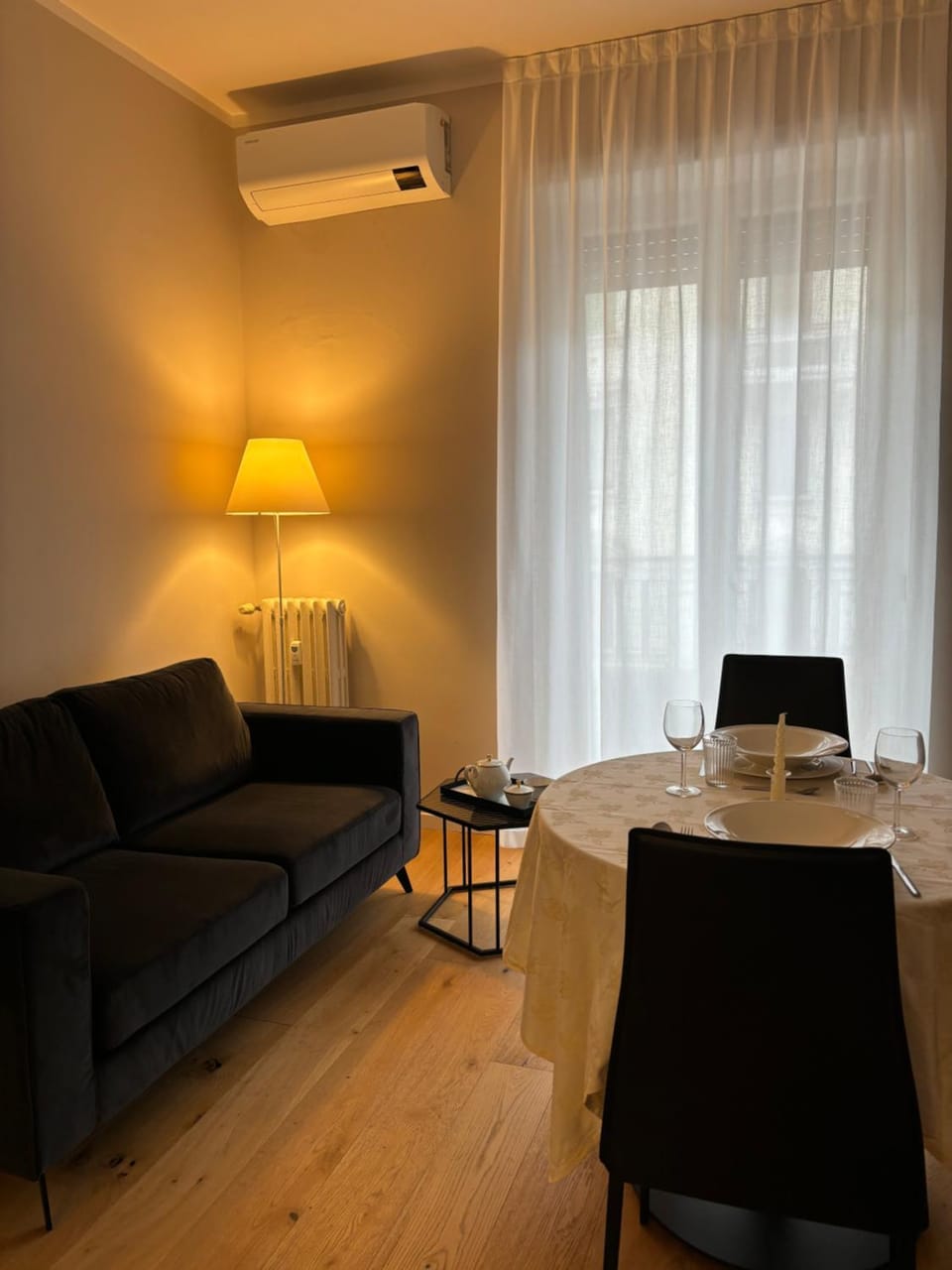 Living room, Seating area, Dining area, air conditioner