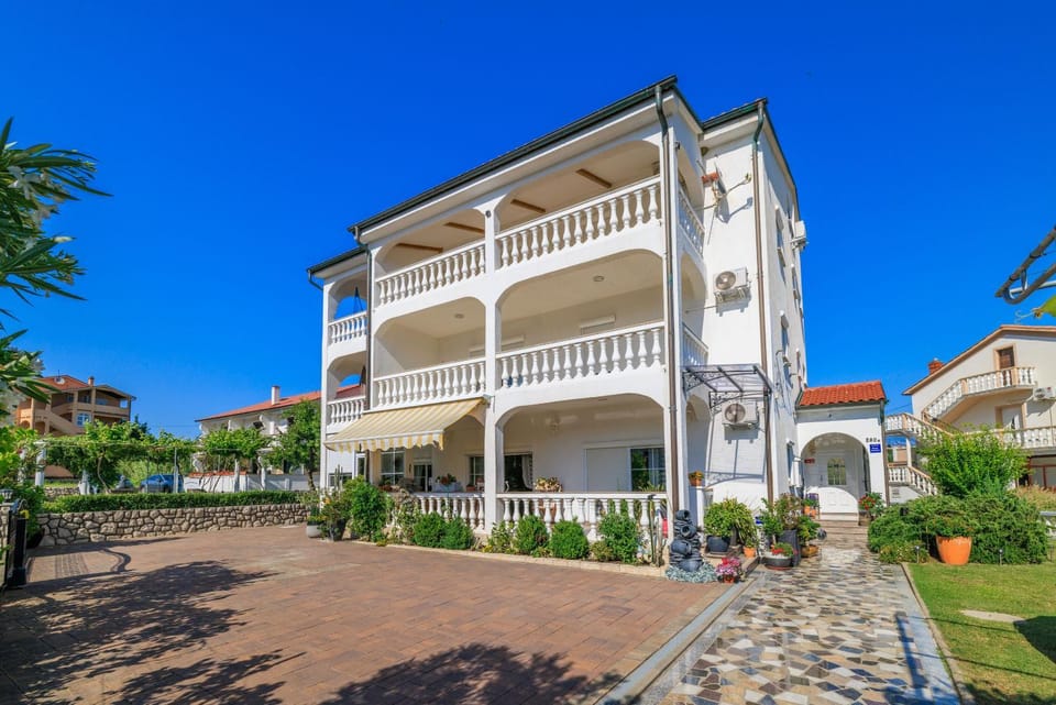 Property building, Facade/entrance