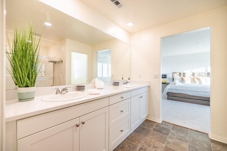 Peaceful 4BR Home With Mountain View Villa in Riverside