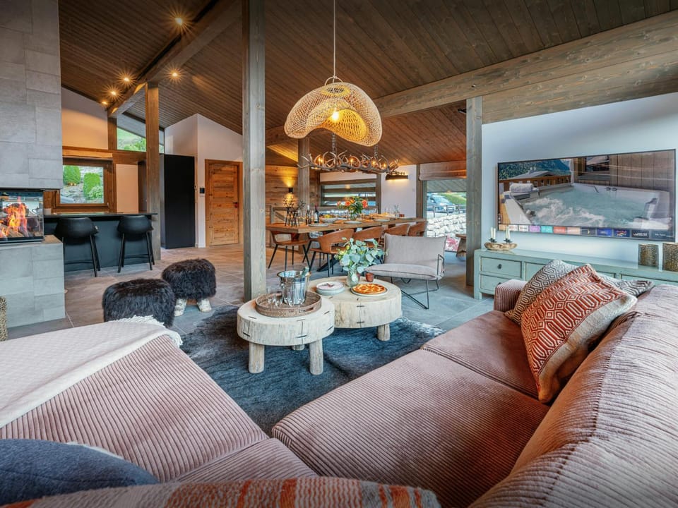 Winter, TV and multimedia, Living room, Seating area