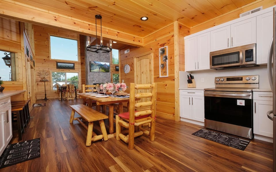 Eagles View 2.0 - Gorgeous Mountain Views, Hot Tub, Pool Table, + Games! House in Gatlinburg