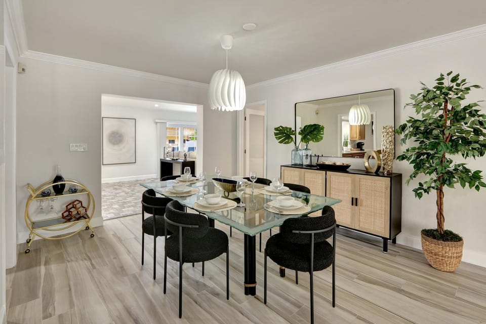 Riviera - Canal Views, Pool, & Work Friendly. House in Fort Lauderdale