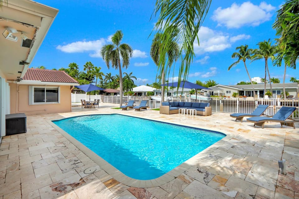 Riviera - Canal Views, Pool, & Work Friendly. House in Fort Lauderdale