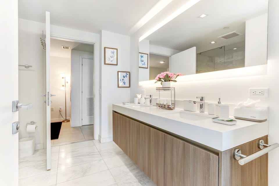 Tiffany Emerald - Rooftop Pool, Gym, & Walk to Beach House in Fort Lauderdale