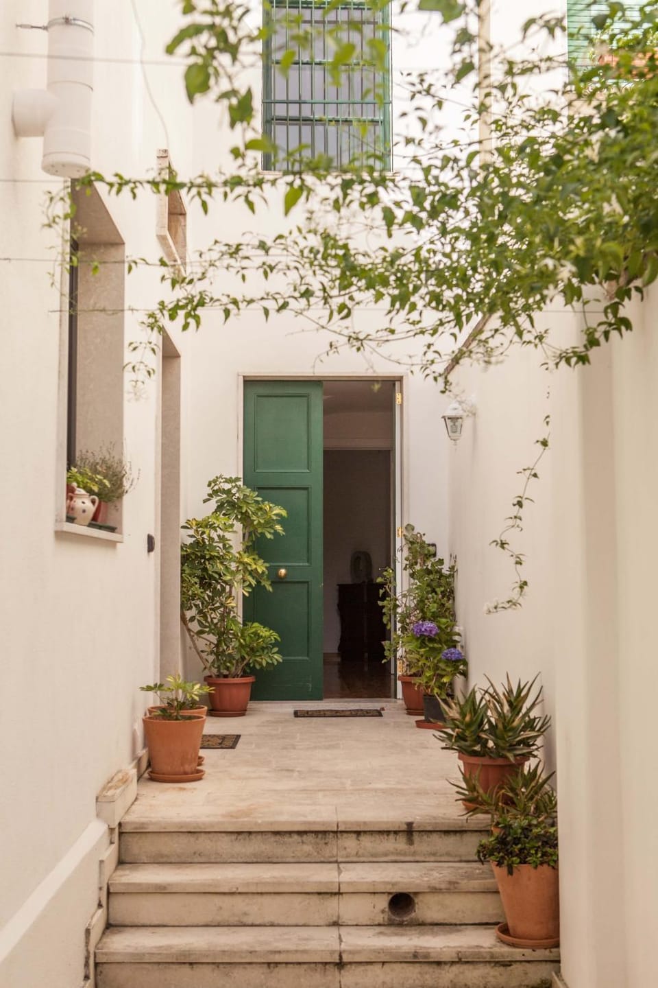 Facade/entrance, Facade/entrance, Day, Decorative detail