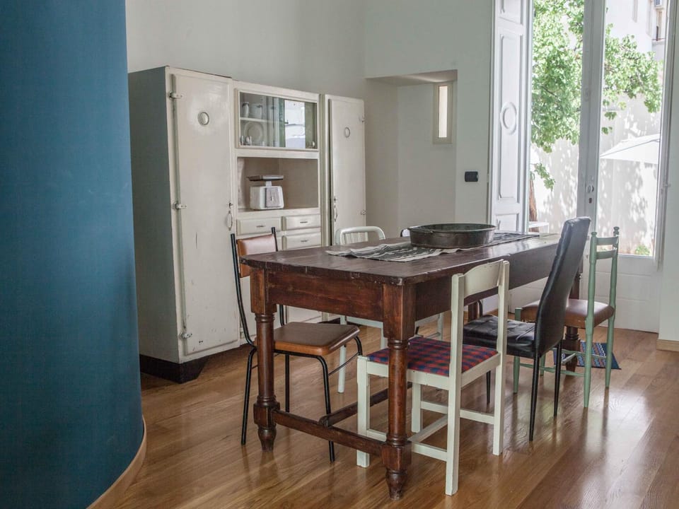 Communal lounge/ TV room, Coffee/tea facilities, Kitchen or kitchenette, Decorative detail, Food, Drinks