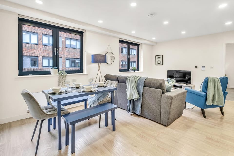 TV and multimedia, Kitchen or kitchenette, Living room, Seating area, Dining area