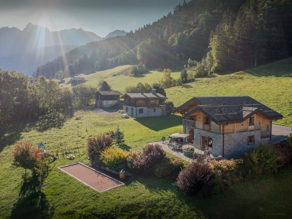 Property building, Day, Natural landscape, Summer, Mountain view