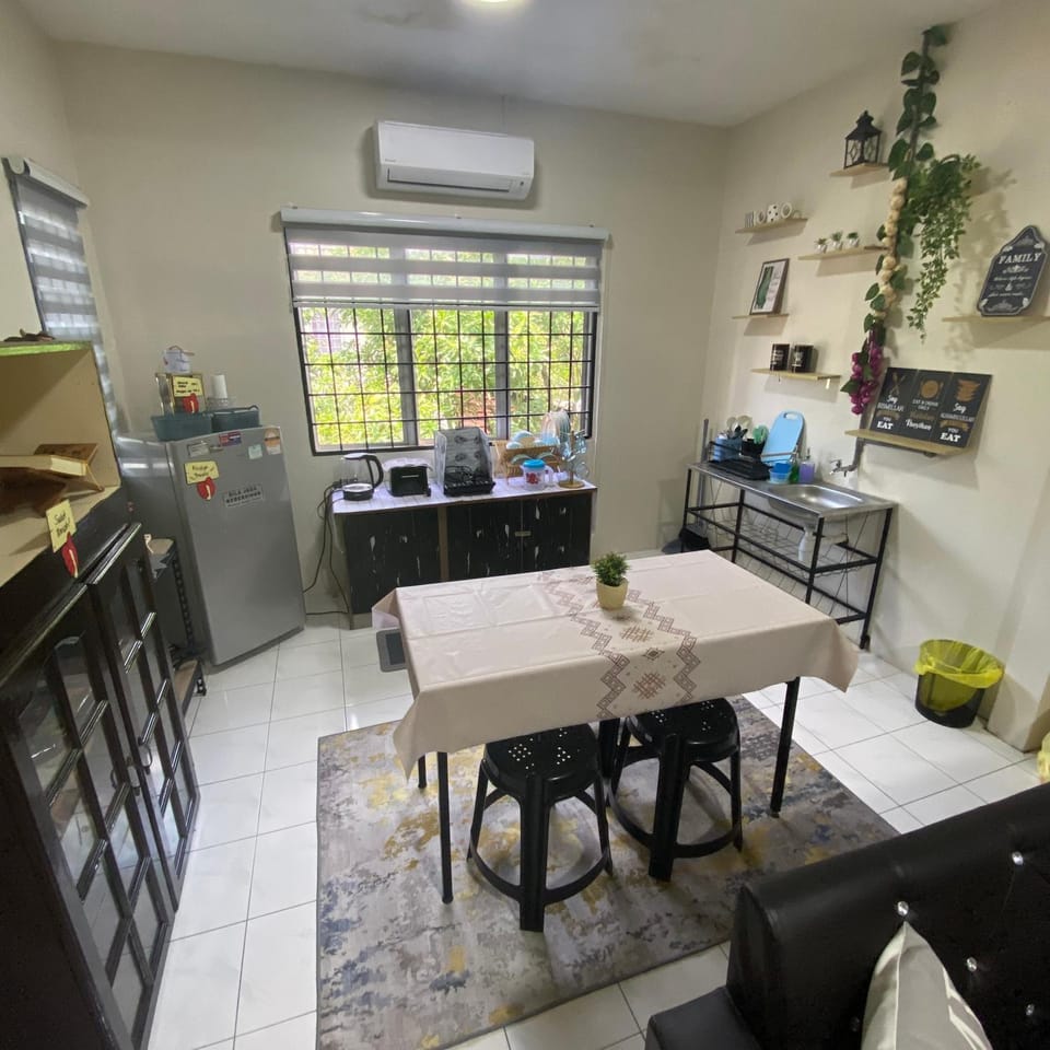 Kitchen or kitchenette, Dining area, minibar, air conditioner