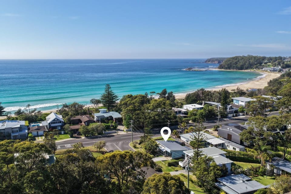 The Blue Beach House - Pet Friendly Coastal Escape in Mollymook House in Mollymook