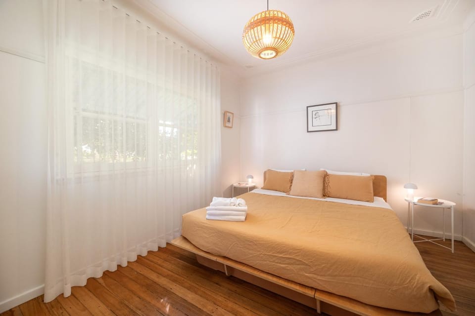 The Blue Beach House - Pet Friendly Coastal Escape in Mollymook House in Mollymook