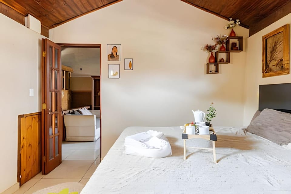 Bed, Night, Photo of the whole room, Decorative detail, Bedroom, Guests, Family