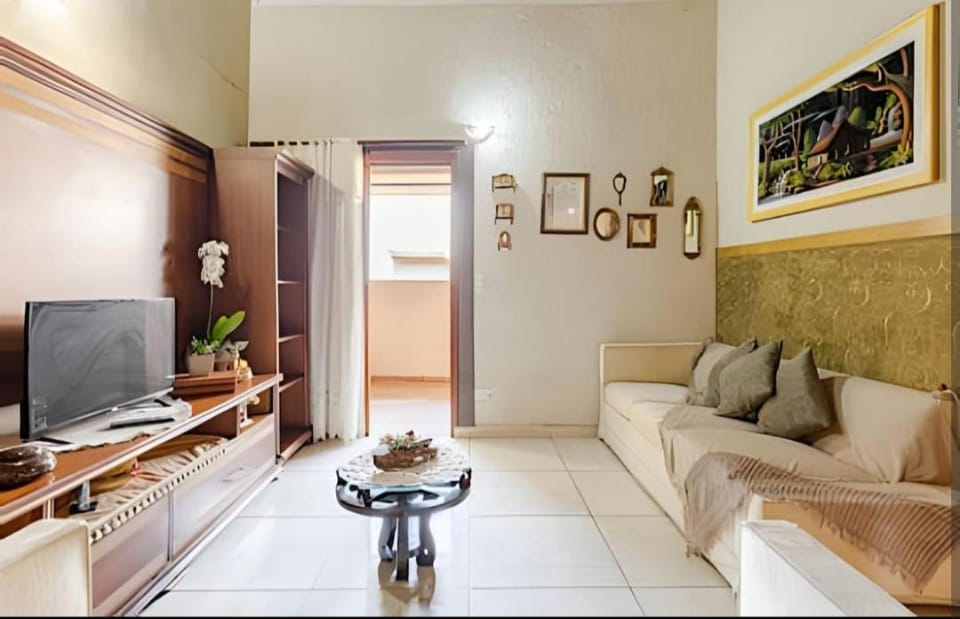 TV and multimedia, Living room, Decorative detail, Seating area, Guests, Entertainment, Time of day, Sunrise, group of guests, Family