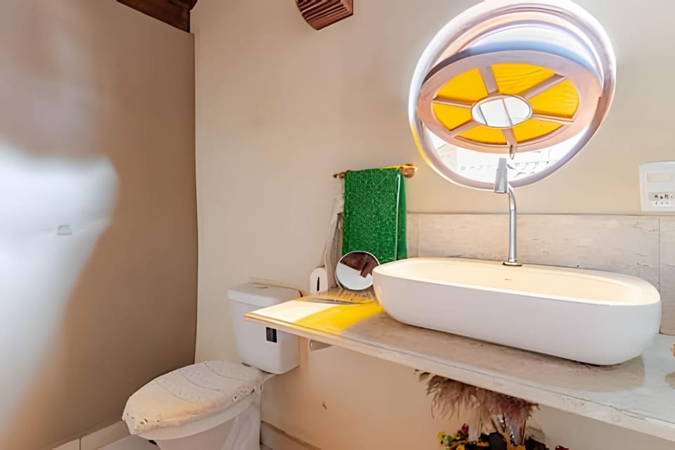 Shower, Toilet, Day, Summer, Decorative detail, Bedroom, Time of day