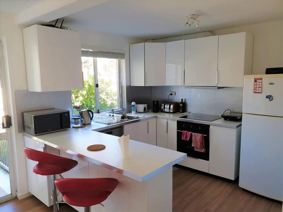 Dana-Private Room in a 3-Bedroom Apartment-3 Bed and Breakfast in Canberra