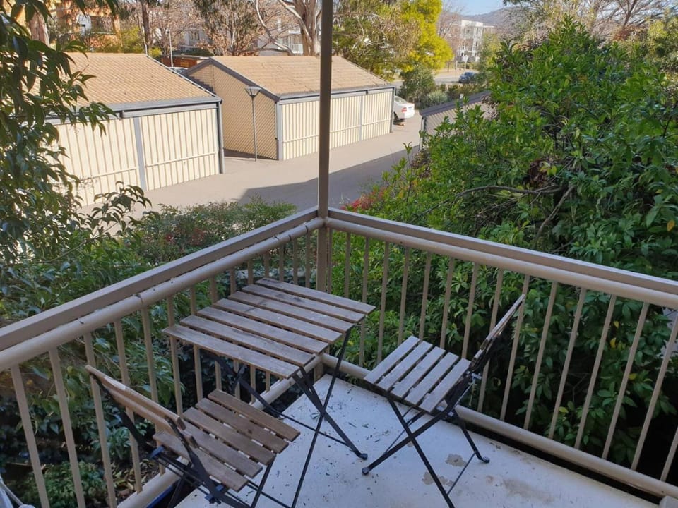 Dana-Private Room in a 3-Bedroom Apartment-3 Bed and Breakfast in Canberra
