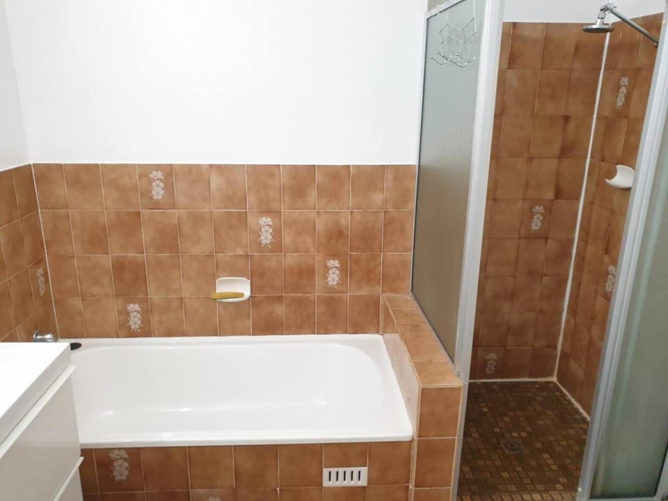 Dana-Private Room in a 3-Bedroom Apartment-3 Bed and Breakfast in Canberra