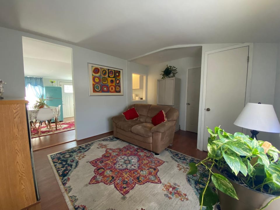 Two bedroom, living/dining room Apartment in Long Island