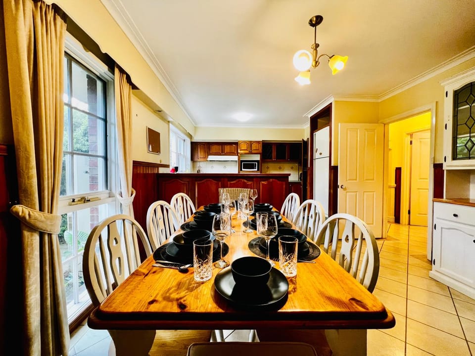 Cozy 5BR Home with Pool table and King bed House in Wantirna South