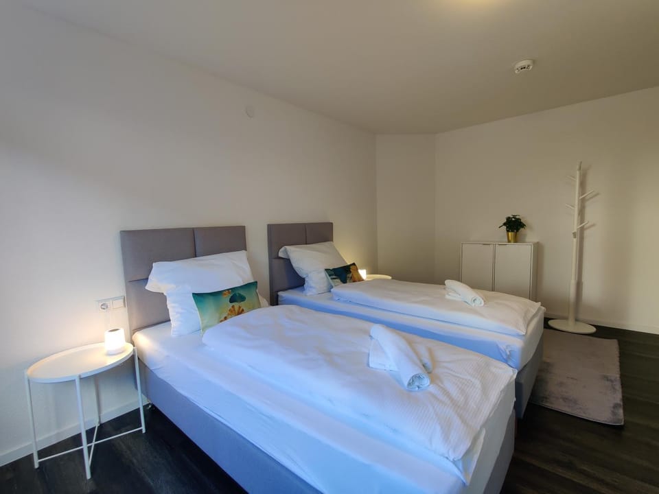 Bed, Bedroom, towels